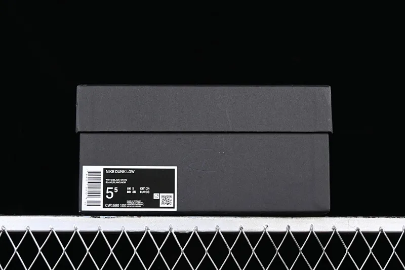 All Categories Nk SB Dunk Series Nk SB Dunk Low Low-top sneakers Nk Dunk Low Black Rose Thoughts Cloth patch Rope shoelaces Girls Sweet cool style SB strap low-top casual sneakers CW1590-100